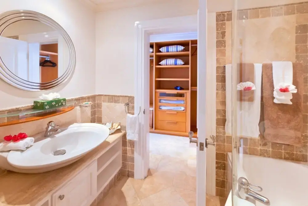 Schooner Bay 205 by Blue Sky Luxury