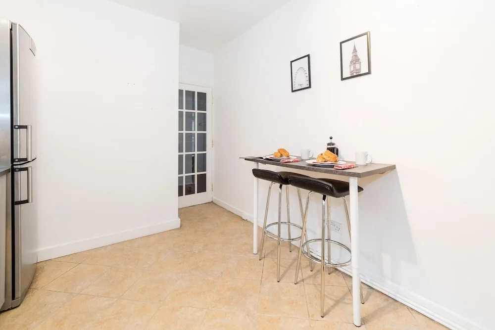 Bright Battersea pad Sleeps 5