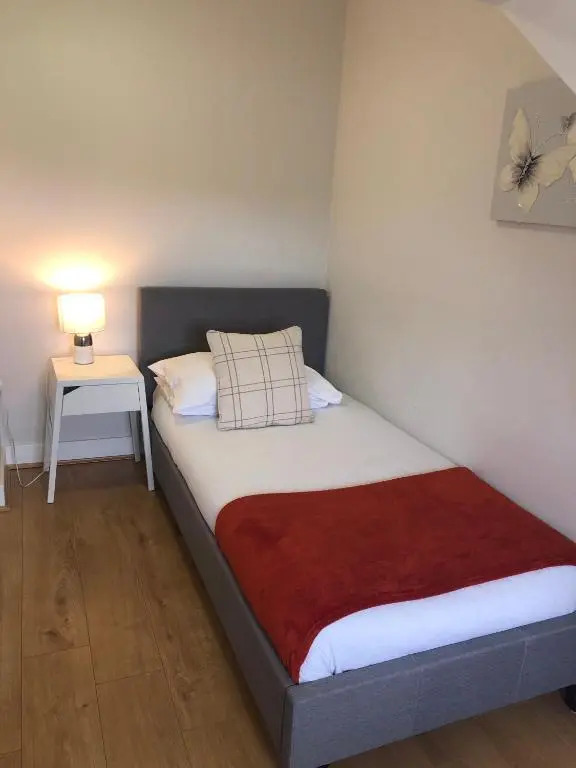 2nd Floor Town Centre Apt with FREE Parking