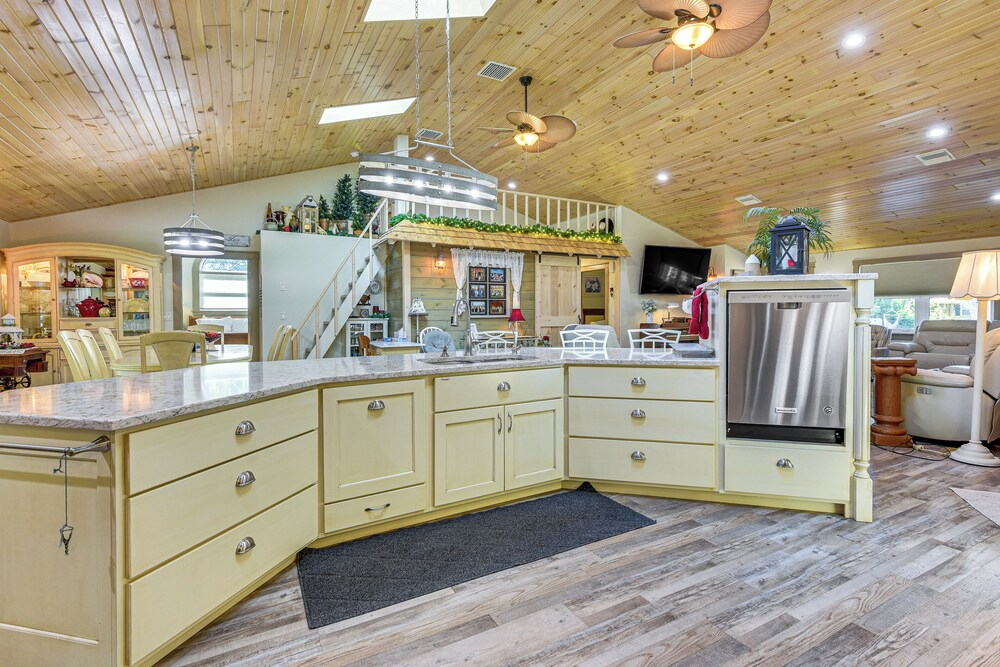 Peaceful 3-bedroom Home w/ Pool in Sarasota