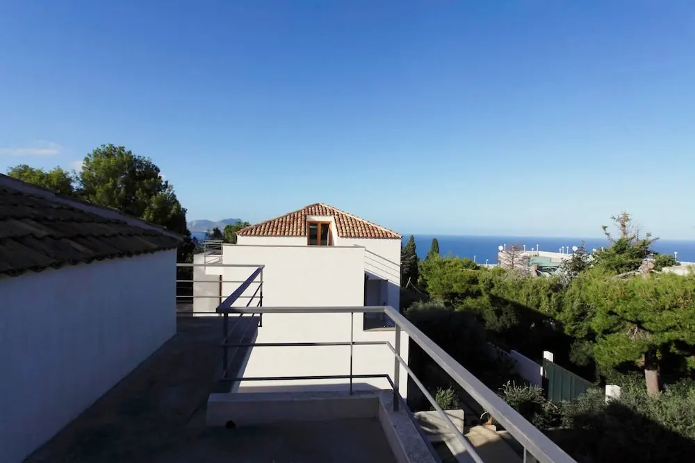 Villa With Pool Garden Near The Sea