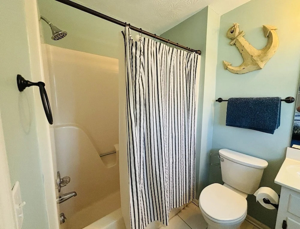 Nothin But Nett 5 Bedroom Home by RedAwning
