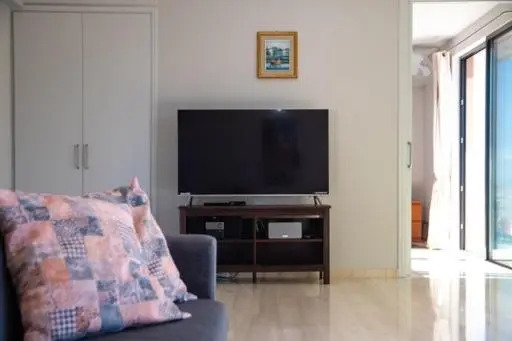 Lavish & Spacious APT with Stunning Seaview, 10 Min ATH Airport