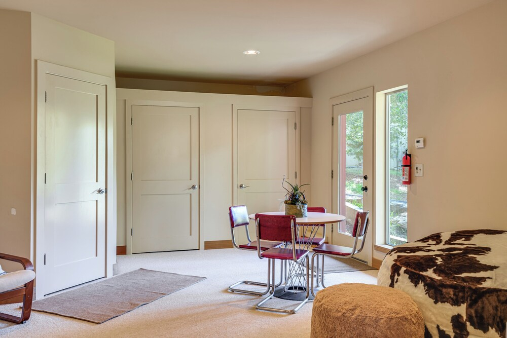 Walk to Pine Mountain Lake: Spacious Family Cabin