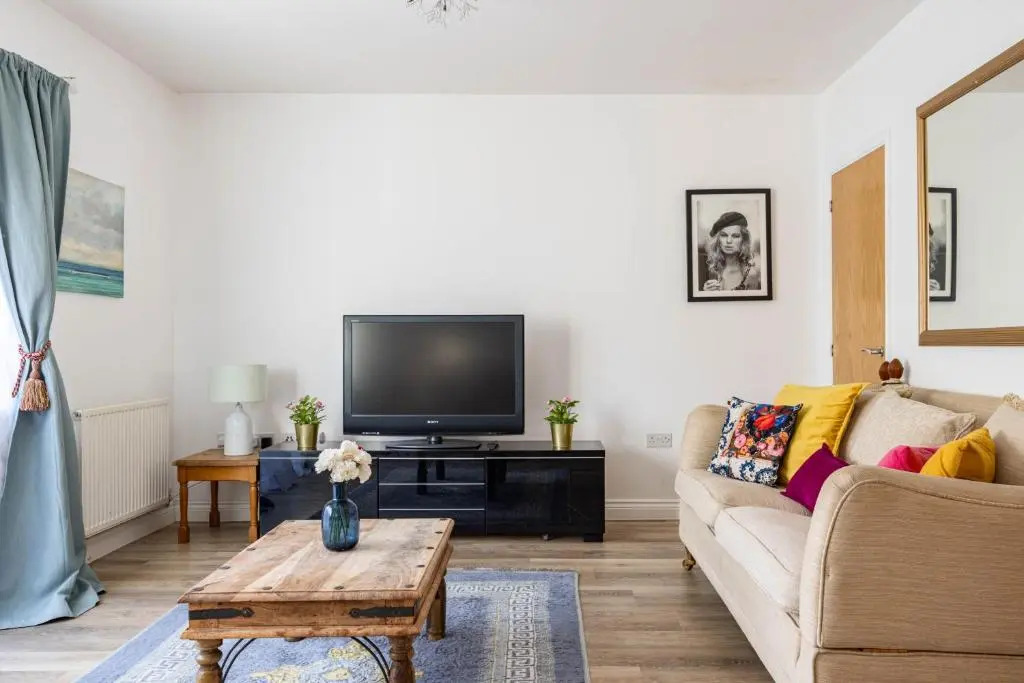 Superb 3-bed House With Parking Garden in London