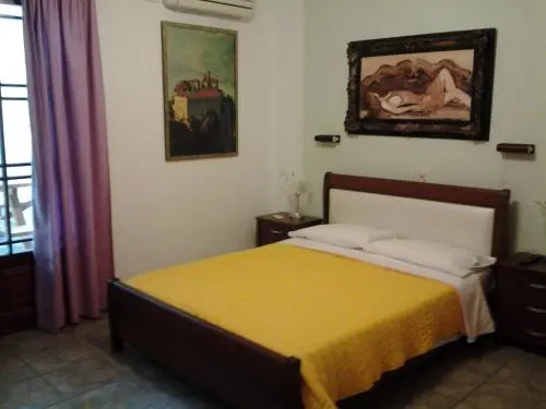 Chrysorama Rooms-Golden Vision