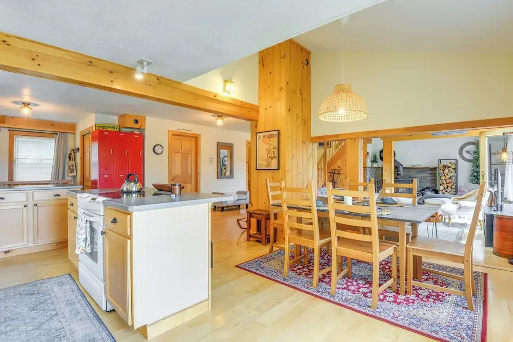Storybook Stratton House: 3 Mi to Mount Snow!