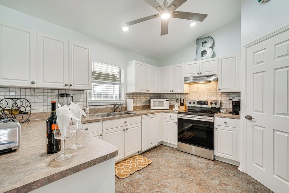 Heated Pool, 1 Mi to Golf! Cape Coral Canal Escape