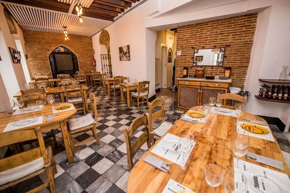 La Casa Amarilla Rooms & Suites