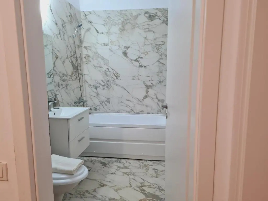 Ultracentral 5* Boutique Hotel style apartment. Brand new. 2 rooms. Spacious. Free parking