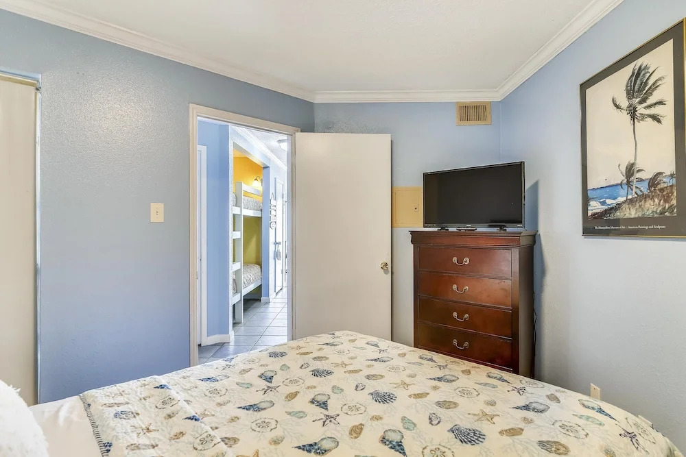 Victorian 9318-Kiwi Flip Flop - 1 Br Condo