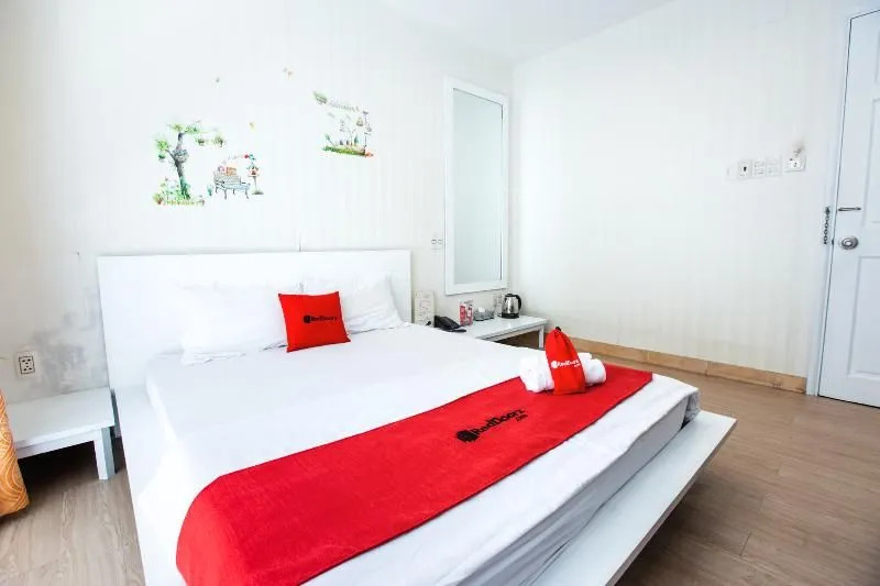 RedDoorz Plus @ Nguyen Thi Thap Street