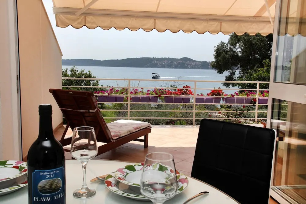 Gem of the sea luxury beach apartment with brand new heating infinity pool