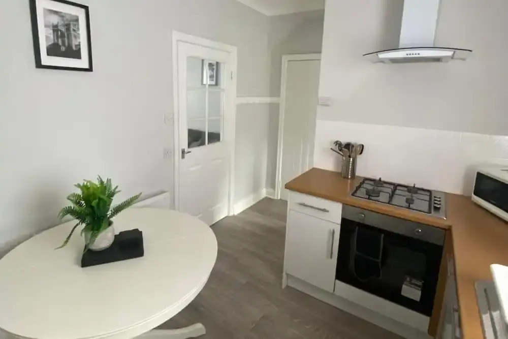 House - Sleeps 6 - Pet Friendly - Parking