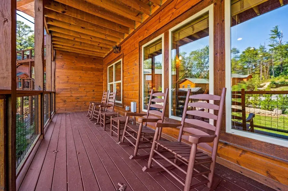 Mountain Skyy 3 Bedroom Cabin by RedAwning