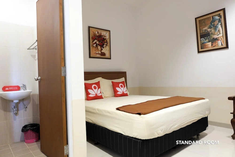 ZEN Rooms Near Alun-Alun