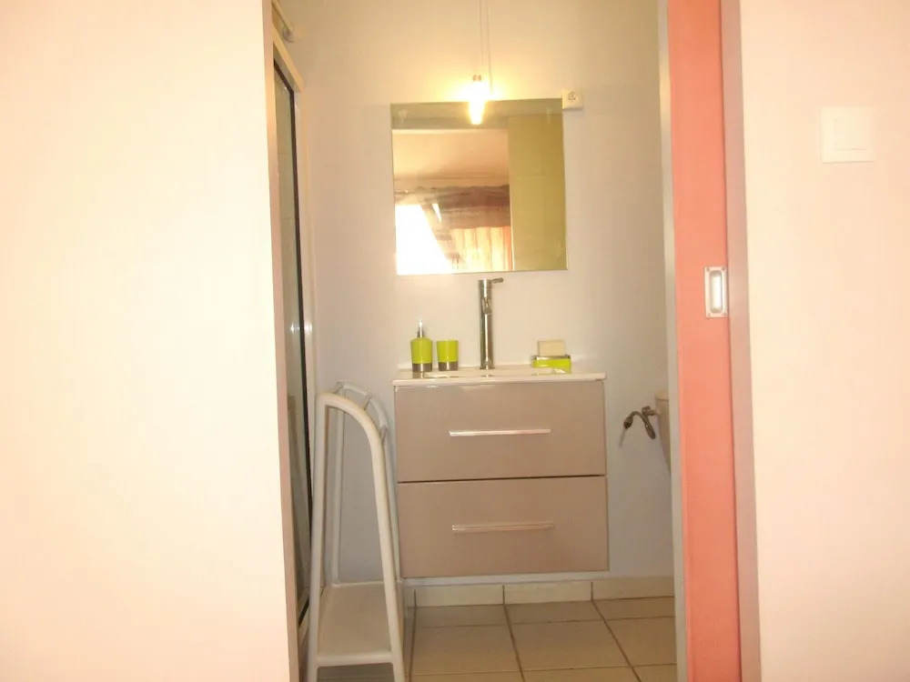 Studio in Le Gosier, With Enclosed Garden and Wifi - 280 m From the Be