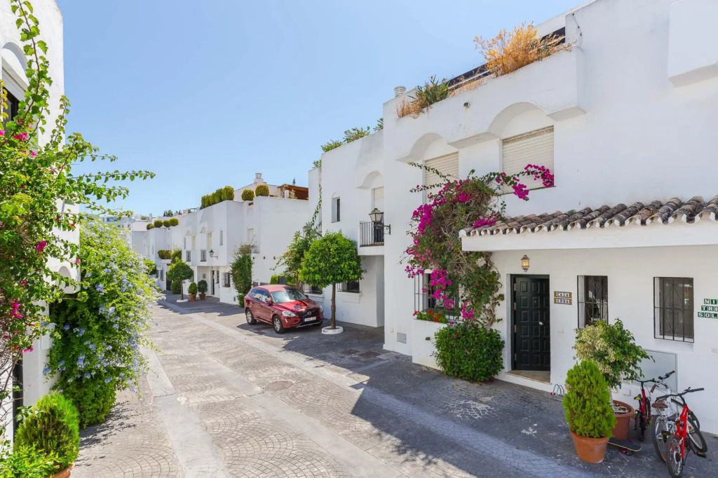 Charming Beachside Townhouse in San Pedro A Lovely Retreat Steps from the Shore