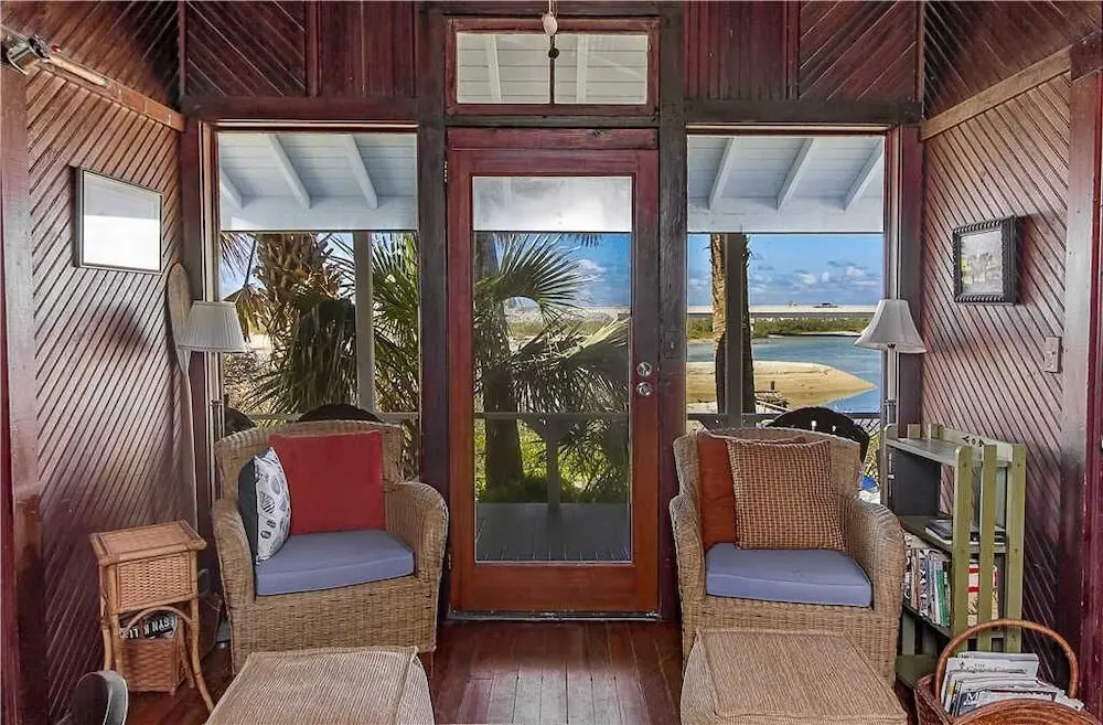 The Historic Lodge, 5 Bedrooms, Sleeps 10, Ocean Front, WiFi