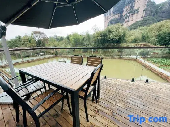 Longhushan Road Township Family Banquet Homestay
