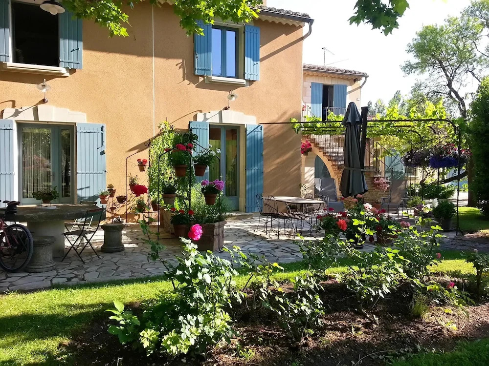 House With one Bedroom in Le Thor, With Furnished Garden and Wifi