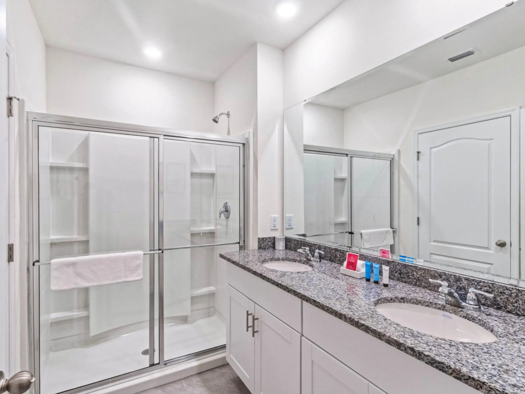 Upstay - Solterra Resort Home w Hot Tub and Pool, Davenport