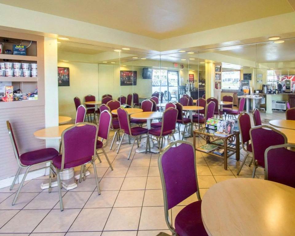 Econo Lodge Inn & Suites Maingate Central