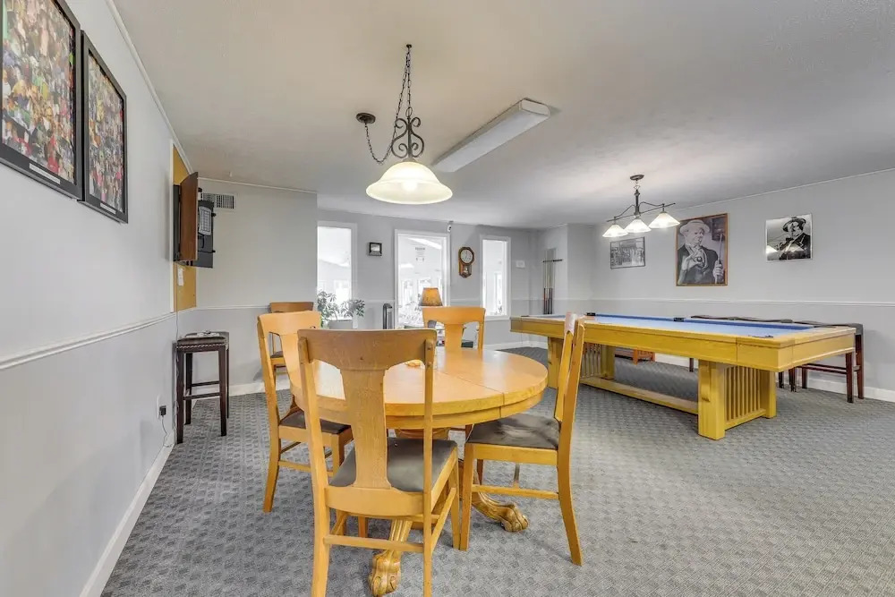 2 Mi to Drakes Island Beach: Condo w/ Indoor Pool!