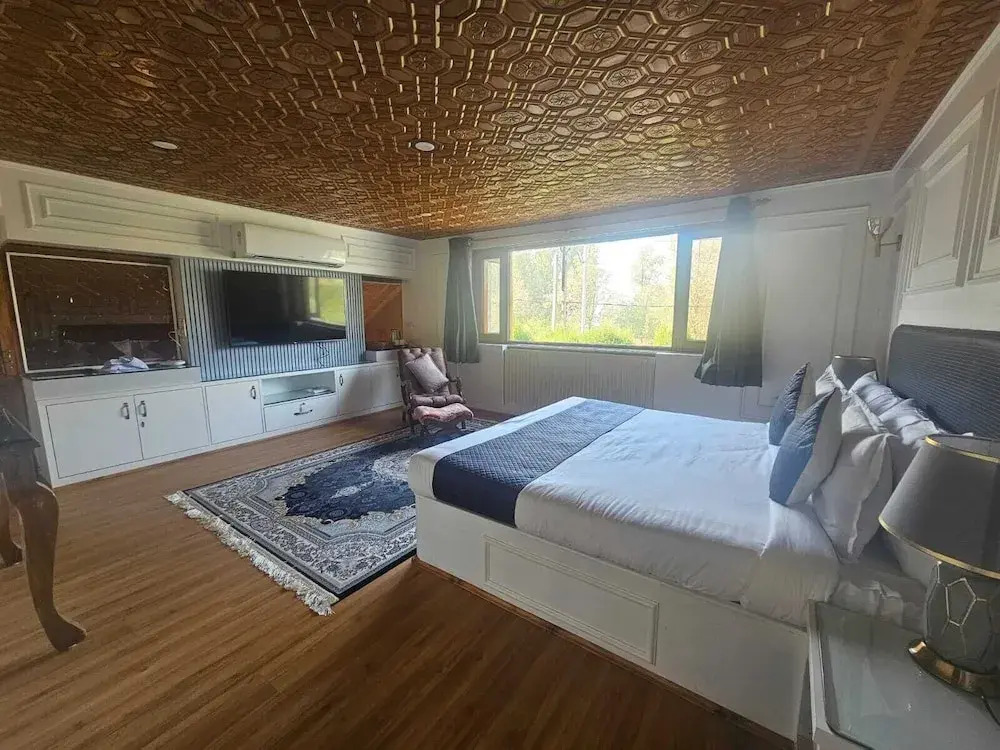 Tree of Life Lakeside Cottage, Srinagar