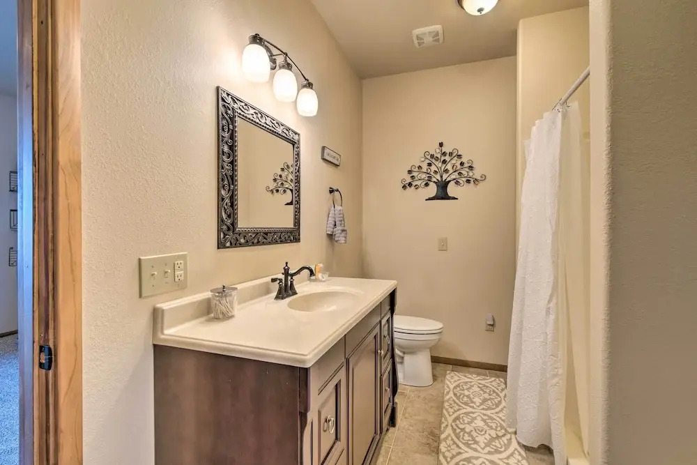 Pet-friendly Branson West Lodge w/ Hot Tub!