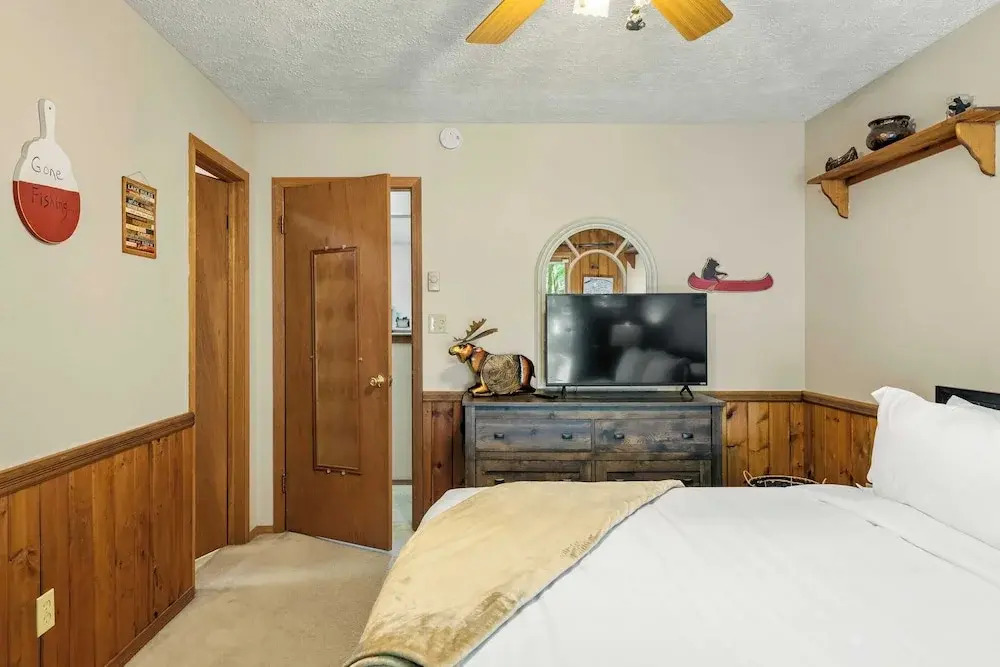 Shady Pines by Avantstay Enclosed Porch, Game Rooms, & Lake/beach Access!