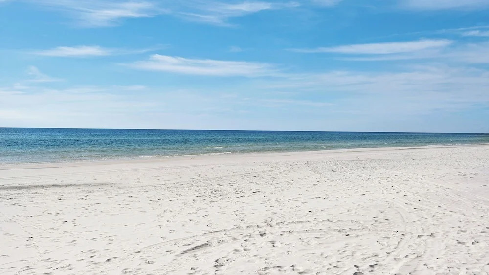 Bright & Beachy, 6 Minutes to the Gulf, 2 Pools, Tennis