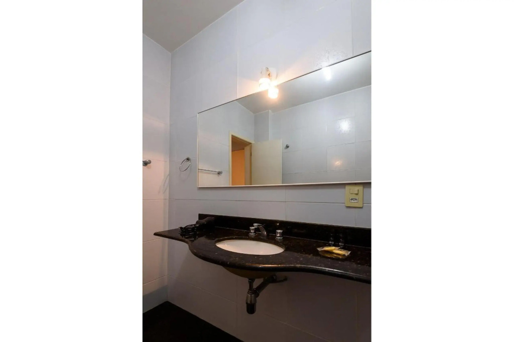 Omar do Rio - TN 239/301: Grande Apartamento p/ Até 10 pessoas, Internet 240mbps, Workstation, Smart TV, 100 metros do Metrô e 500metros da Praia de Copacabana