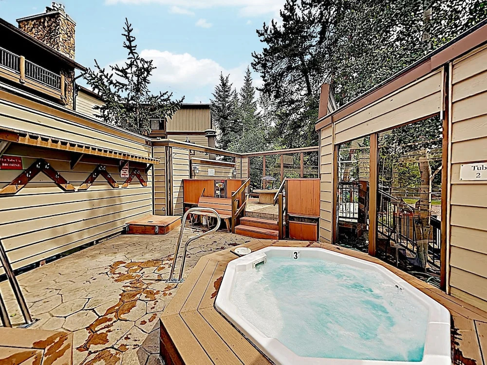 Downtown Marvel W/ Pool & Hot Tubs - Walk To Lifts! 2 Bedroom Condo