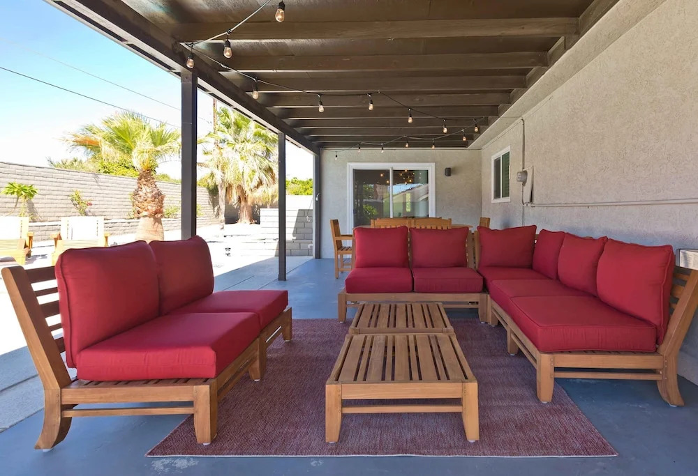 Modern Home w Private Pool Spa Pets Welcome
