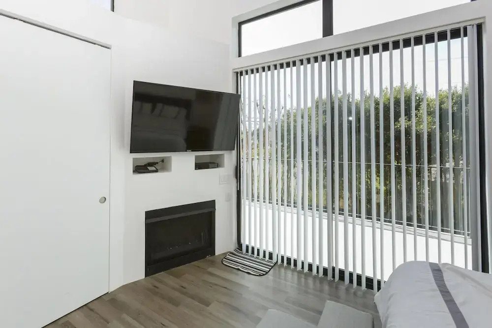 2nd Story Masterpiece In Venice Beach 4 Bedroom Home by RedAwning
