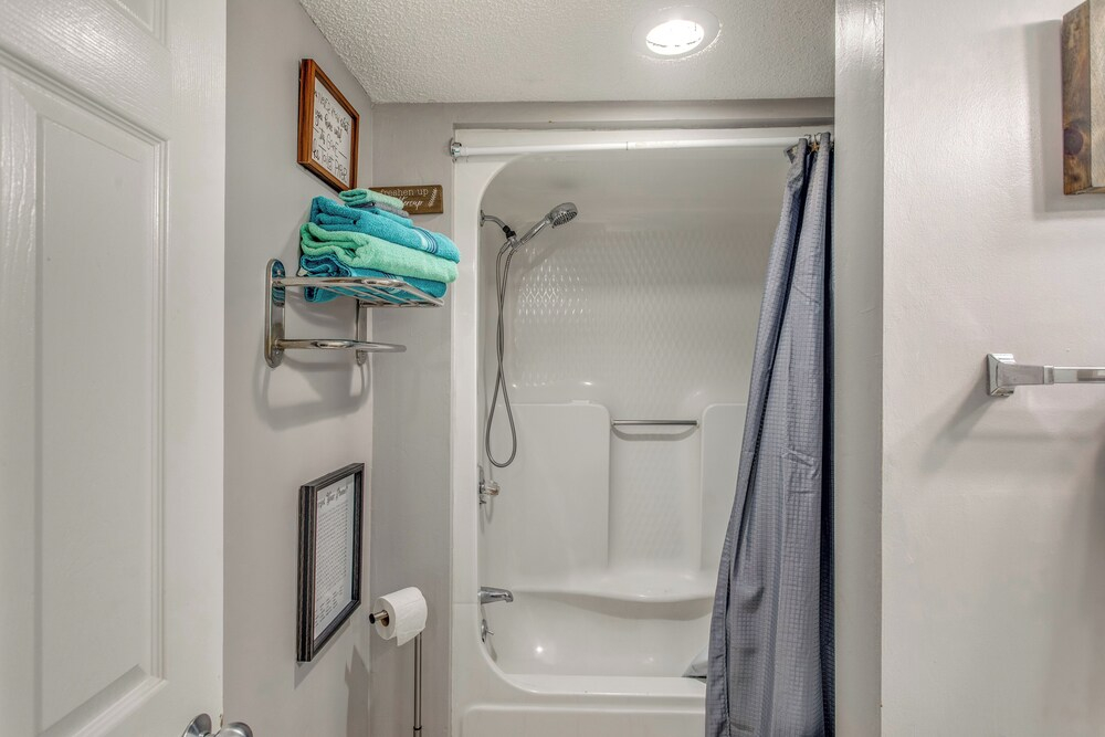 Steps to Ocean: Convenient Myrtle Beach Townhome!