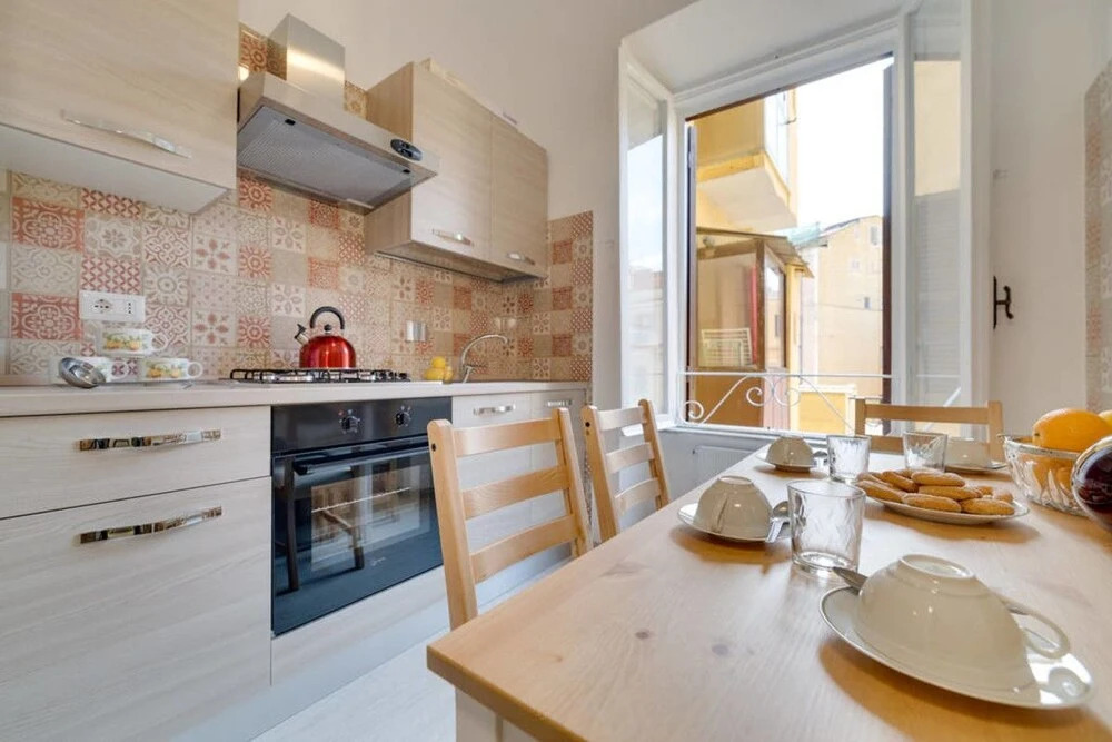 Lovely 2 bed Flat in Front of the Colosseum!
