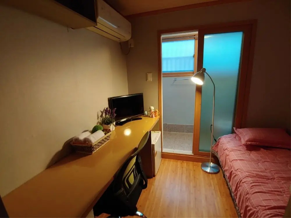 I Sleep Alone Guesthouse