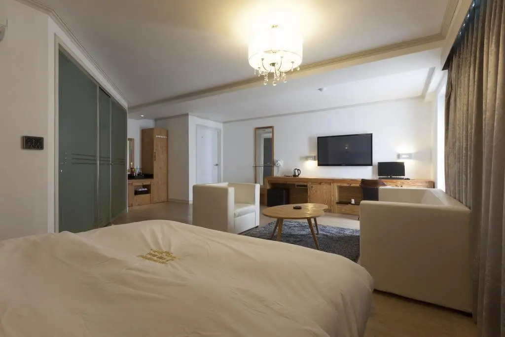 Liv Life Hotel