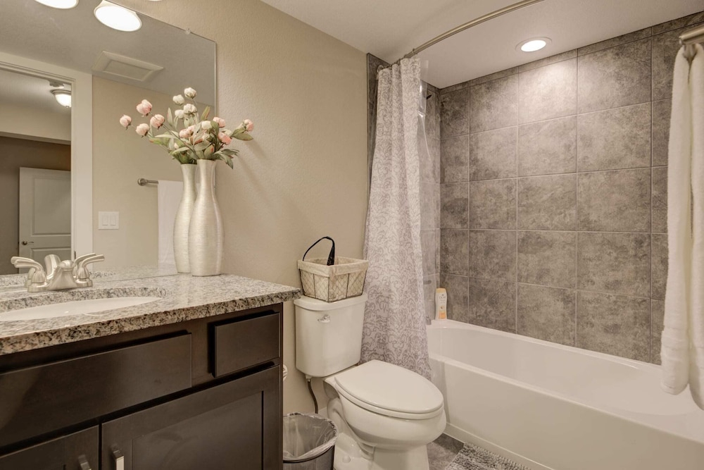 Marbella Lane Executive Townhome, 20 mins to Boulder