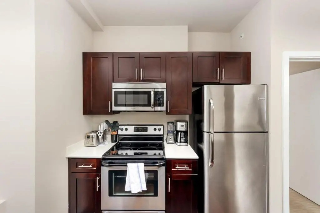 2BR Lux Apartment With Rooftop Deck, Gym & Parking