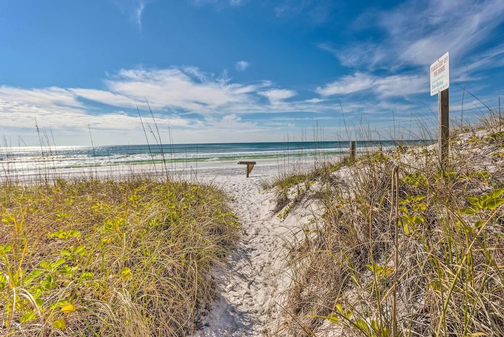Vibrant Family Condo: 100 Feet to Private Beach!