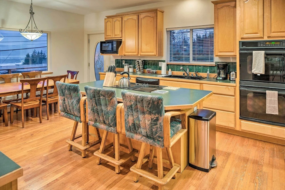 Ketchikan Home: Bay Views, 1/2 Mi to Hiking Trails