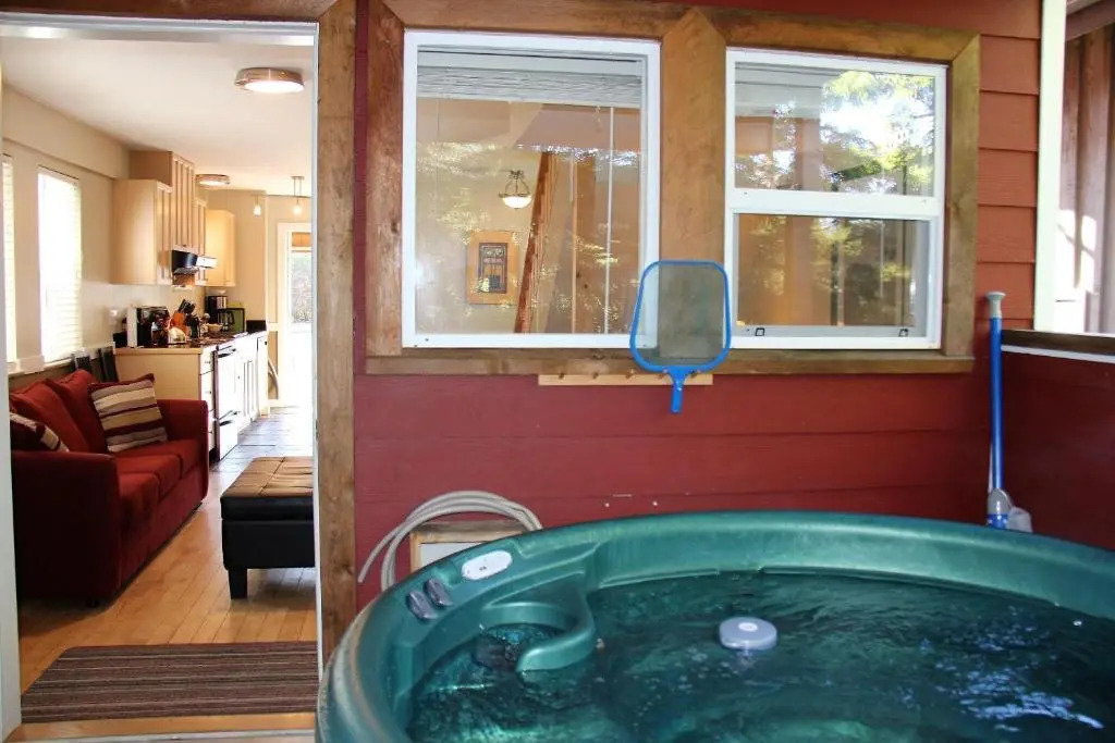 Cozy 2 Bedroom Waterfront Cottage With Hot Tub