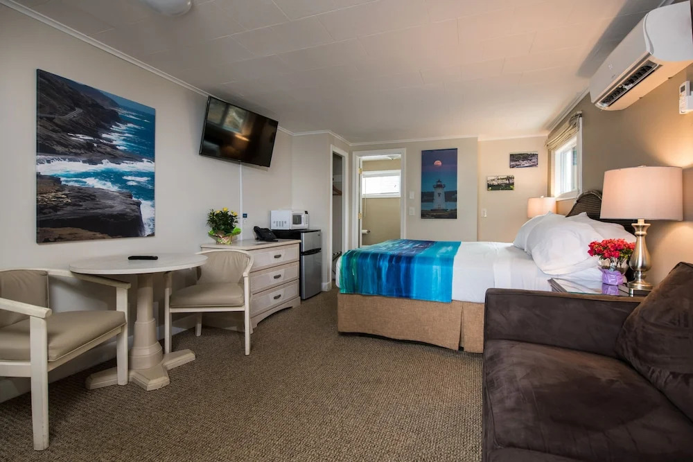 Footbridge Beach Motel