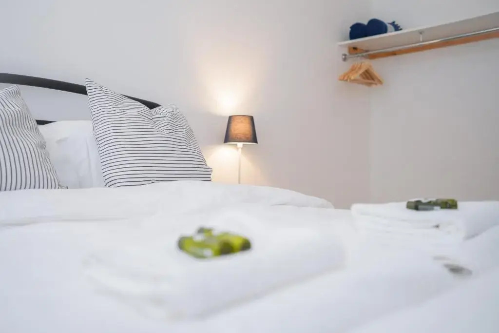Rowsby Court - Stylish Apartment with Private Parking