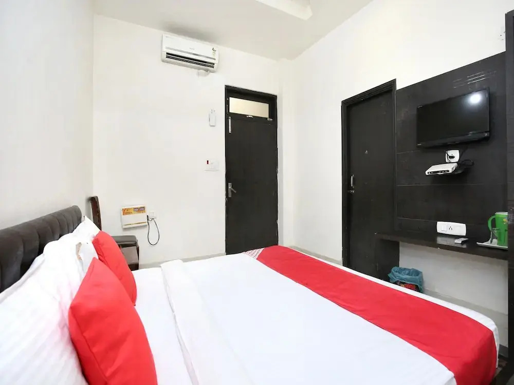 OYO 14494 Hotel Ramneek