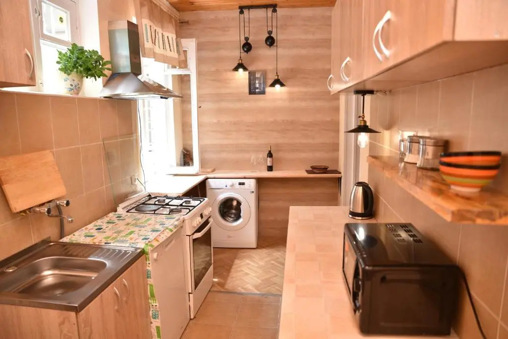 3 BD App with cozy Garden