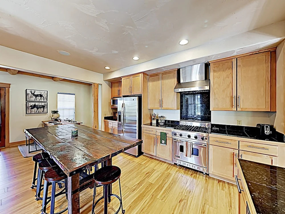 New Listing! Alpine Oasis W/ Hot Tub, Near Slopes 4 Bedroom Townhouse